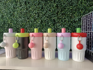 COPO 600 ML COM ALÇA / BICO E CHAVEIRO PANCAKE CUP EX79